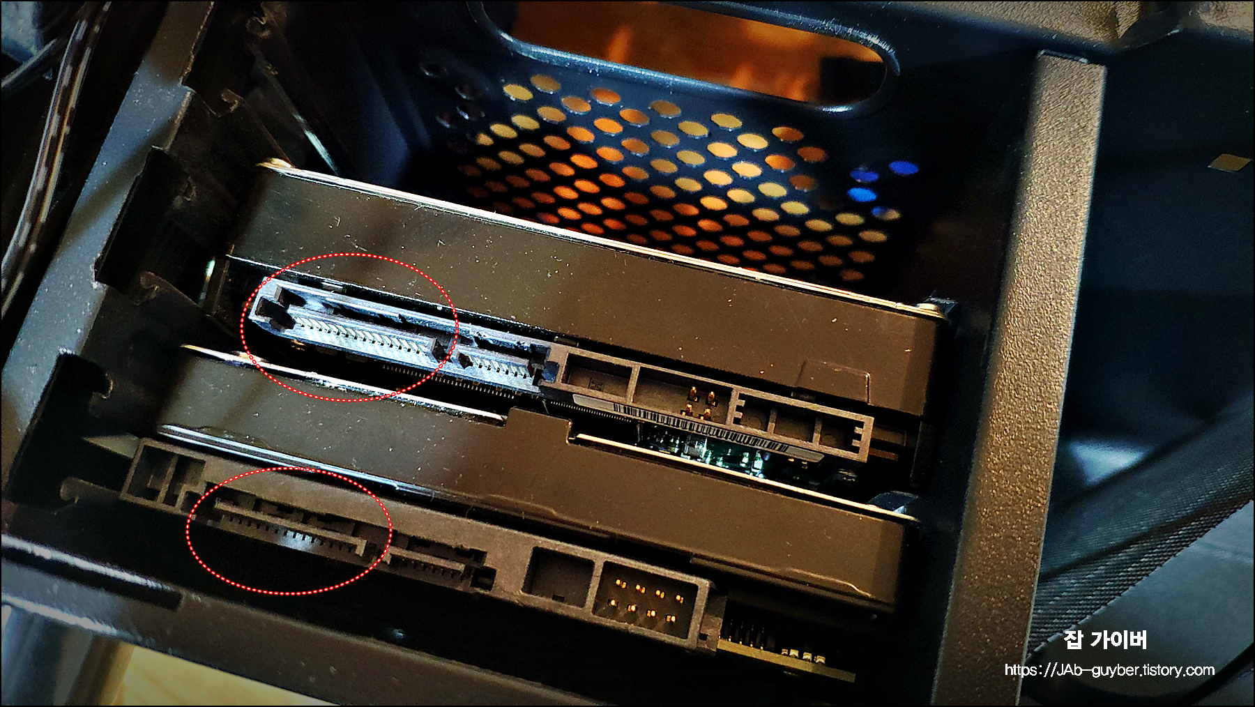 HDD/SSD에 연결된 SATA 전원 커넥터 모습