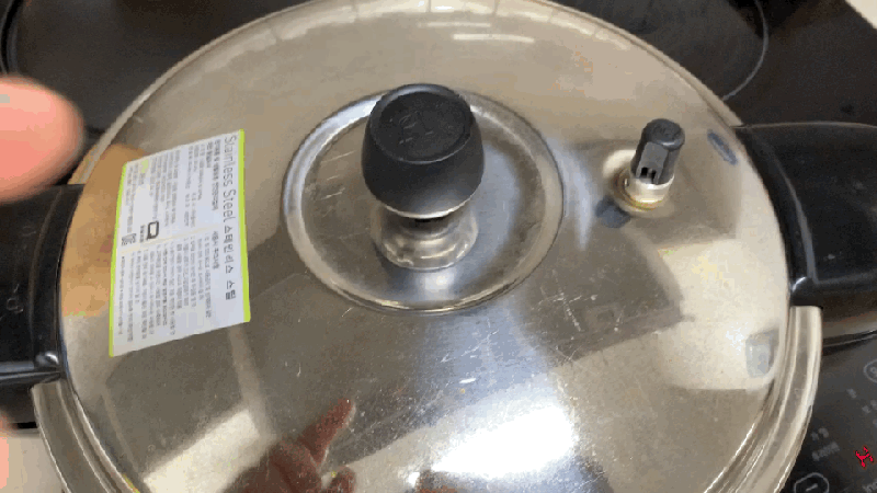 압력밥솥-증기를-빼는-모습