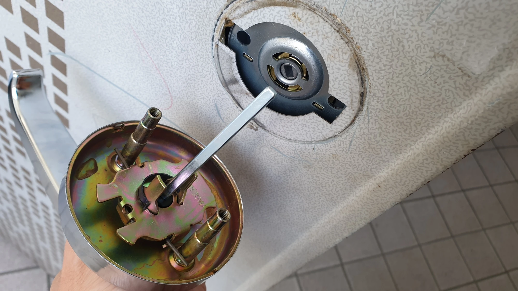 실외 손잡이 끼우는 모습