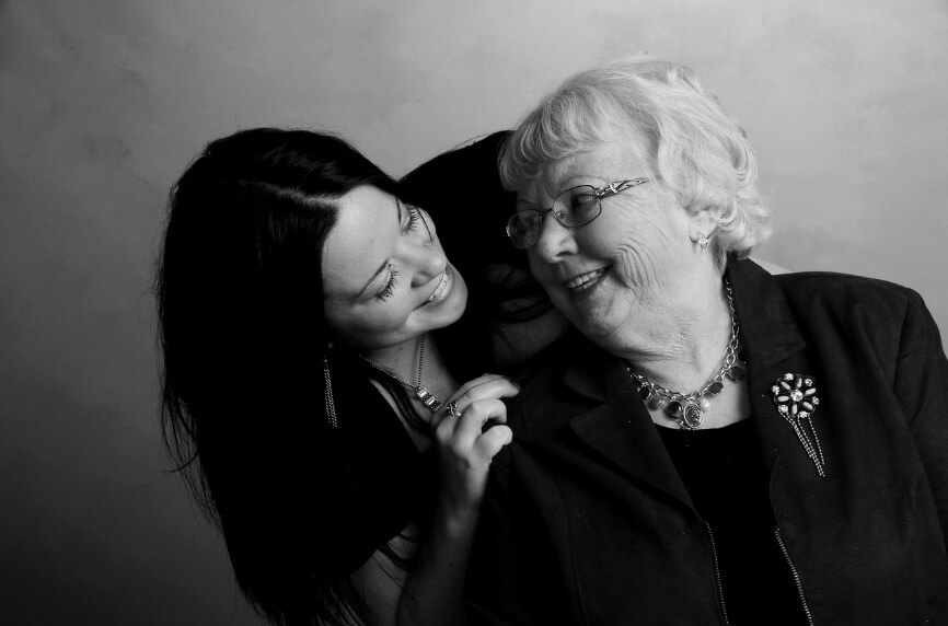 나이가 많이 든 엄마와 사진을 찍고 있는 딸의 모습