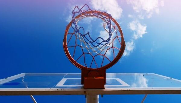 하늘-배경의-농구골대