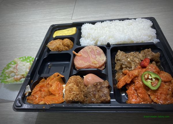 GS25 편의점 든든한 알찬밥상-(잘 차린) 정찬한판 도시락 2022년 5~8월 반찬 구성 떡갈비 소시지 돈까스 볶은김치