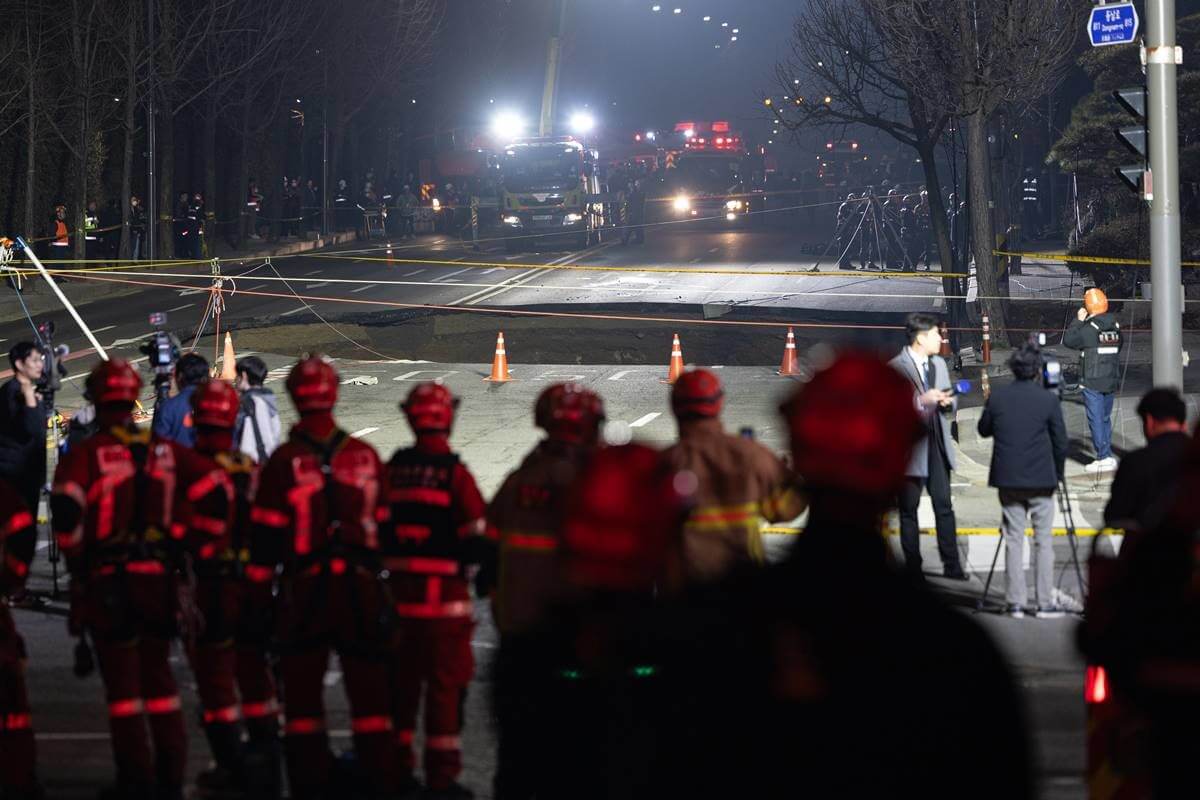 30m 싱크홀에 매몰된 오토바이 운전자&amp;#44; 구조 왜 이렇게 어려운가? 