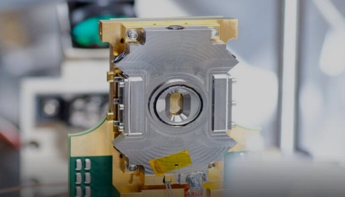 아이온큐의-양자-컴퓨터-챔버-사진