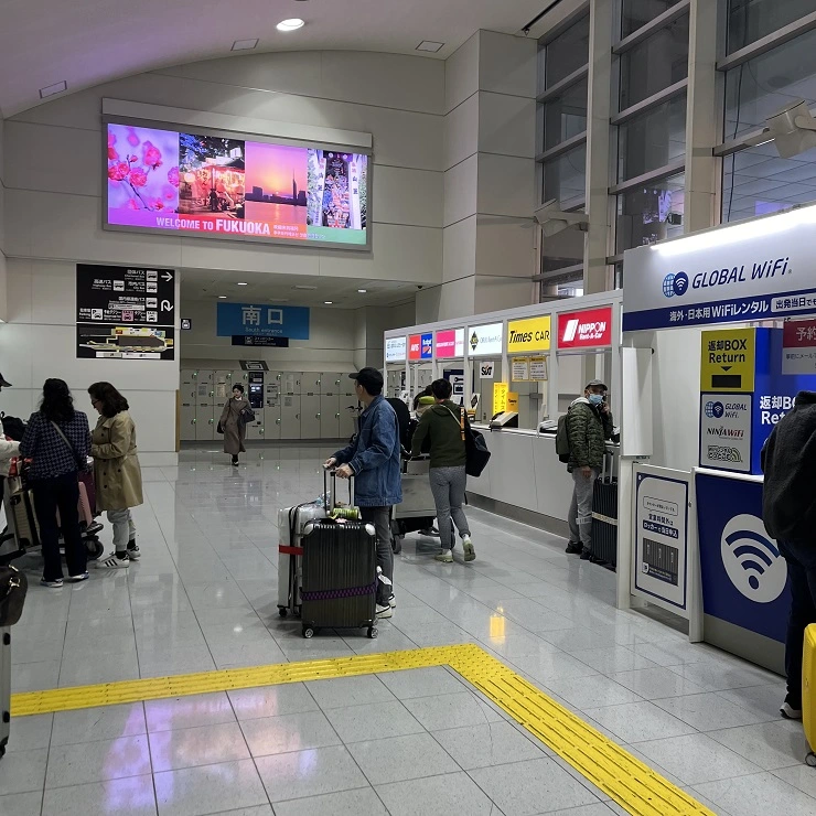 남출입구 위치(파란색 간판)