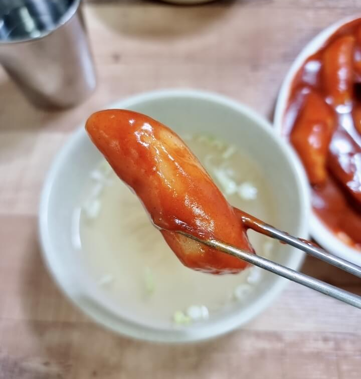 쌀떡볶이 한개 젓가락으로 들어봄
