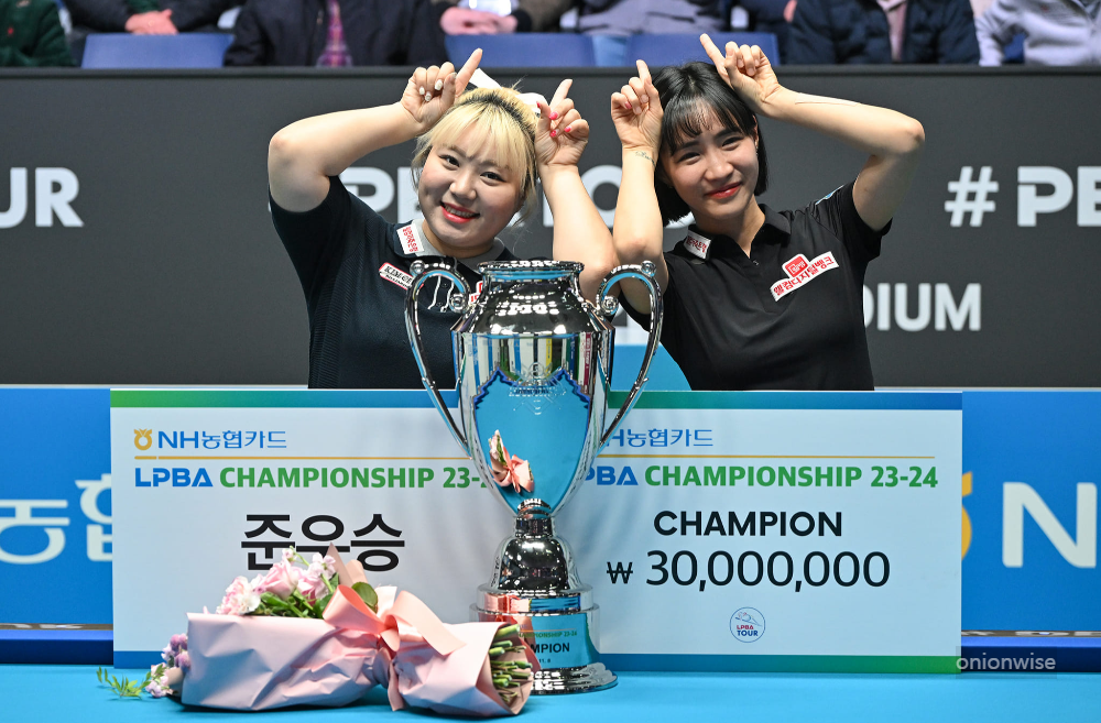 최혜미 선수의 LPBA투어 첫우승 시상식 장면. 준우승을 한 김예은 선수외 포즈를 취한 모습.