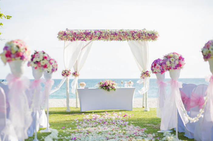 결혼식에 있는 축하 화환