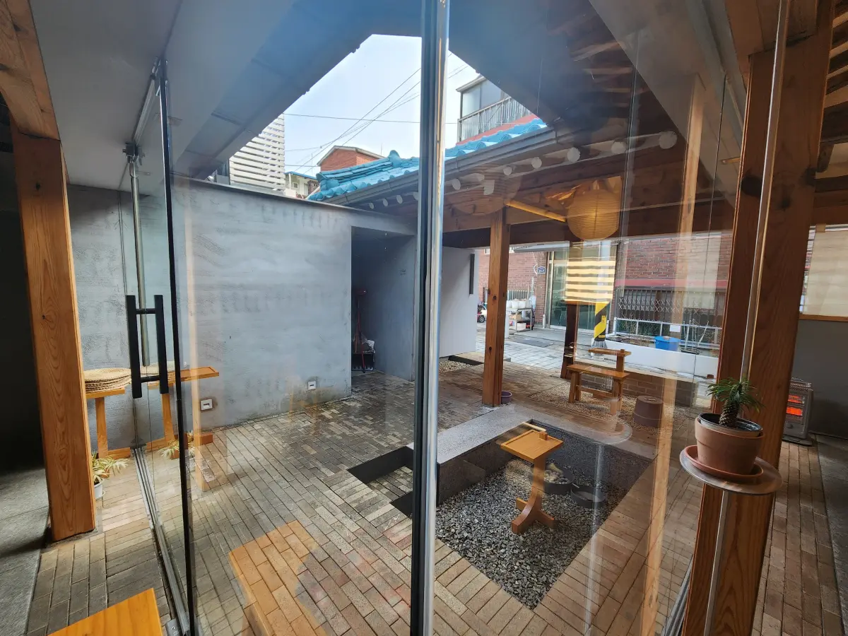 종로-서촌-분위기-좋은-카페-타이드워터-야외-테라스-테이블-좌석