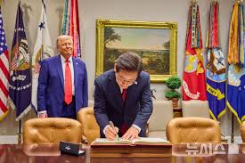 이재명-트럼프 펜 교환