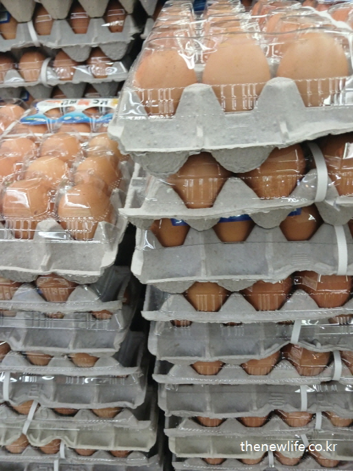 마트에 쌓인 라면 중독해결을 위한 계란