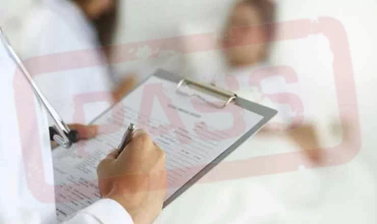 환자의 상태를 기록하는 의사