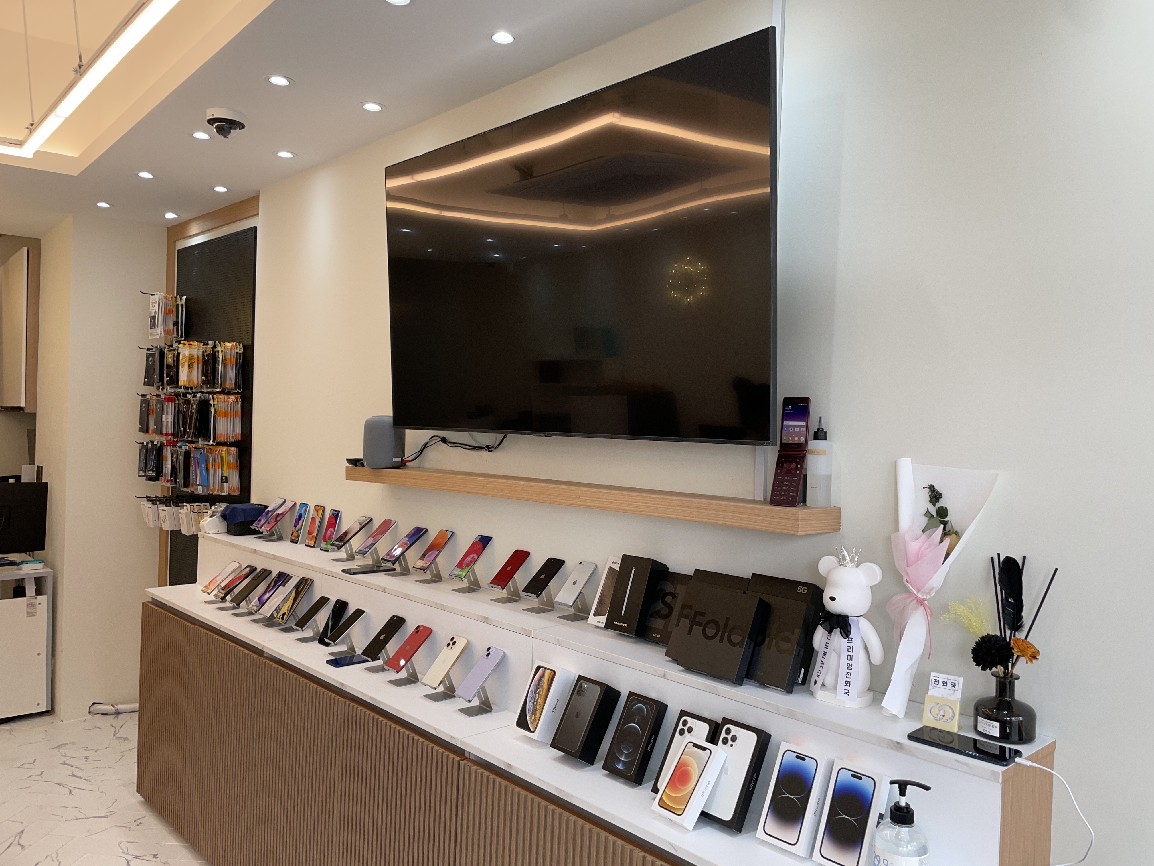 애플 아이폰 삼성 갤럭시 전시된 휴대폰 매장 전경