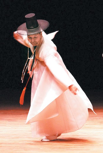 한량무를 추고 있는 김덕명 선생