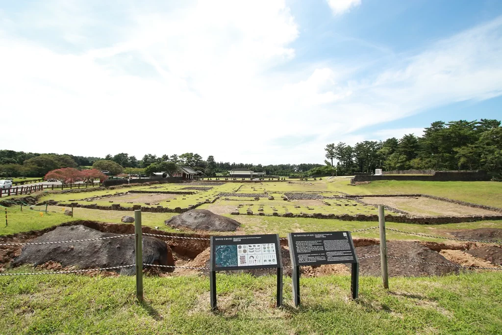 제주 올레길 16코스 후반부의 하이라이트인 항파두리 항몽유적지 성터와 안내판 전경 사진.