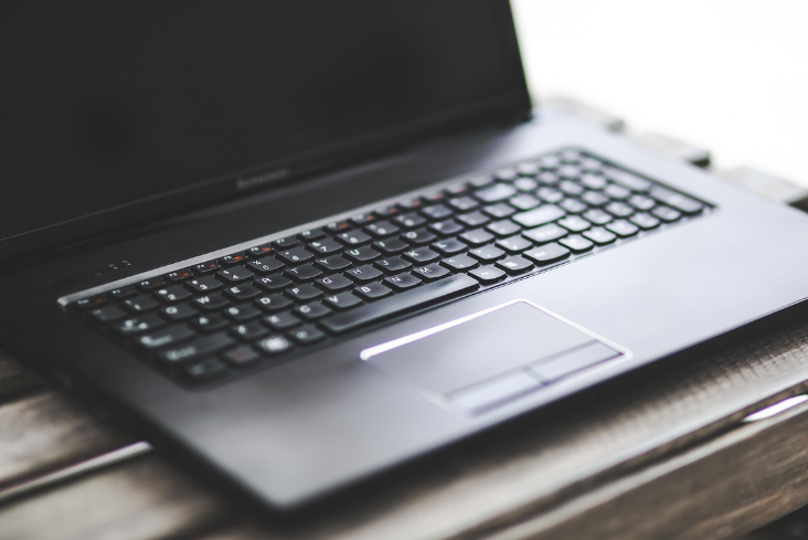 노트북 충전기 사용 습관이 배터리 성능에 미치는 실제 영향