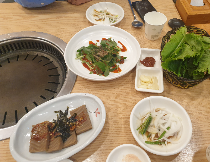 도토리묵, 양파, 쌈채소, 갓김치, 마늘 등이 있다.