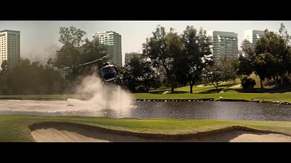 넷플릭스 영화 Beverly Hills Cop: Axel F, 헬리콥터가 골프장 위를 비행하는 액션 장면