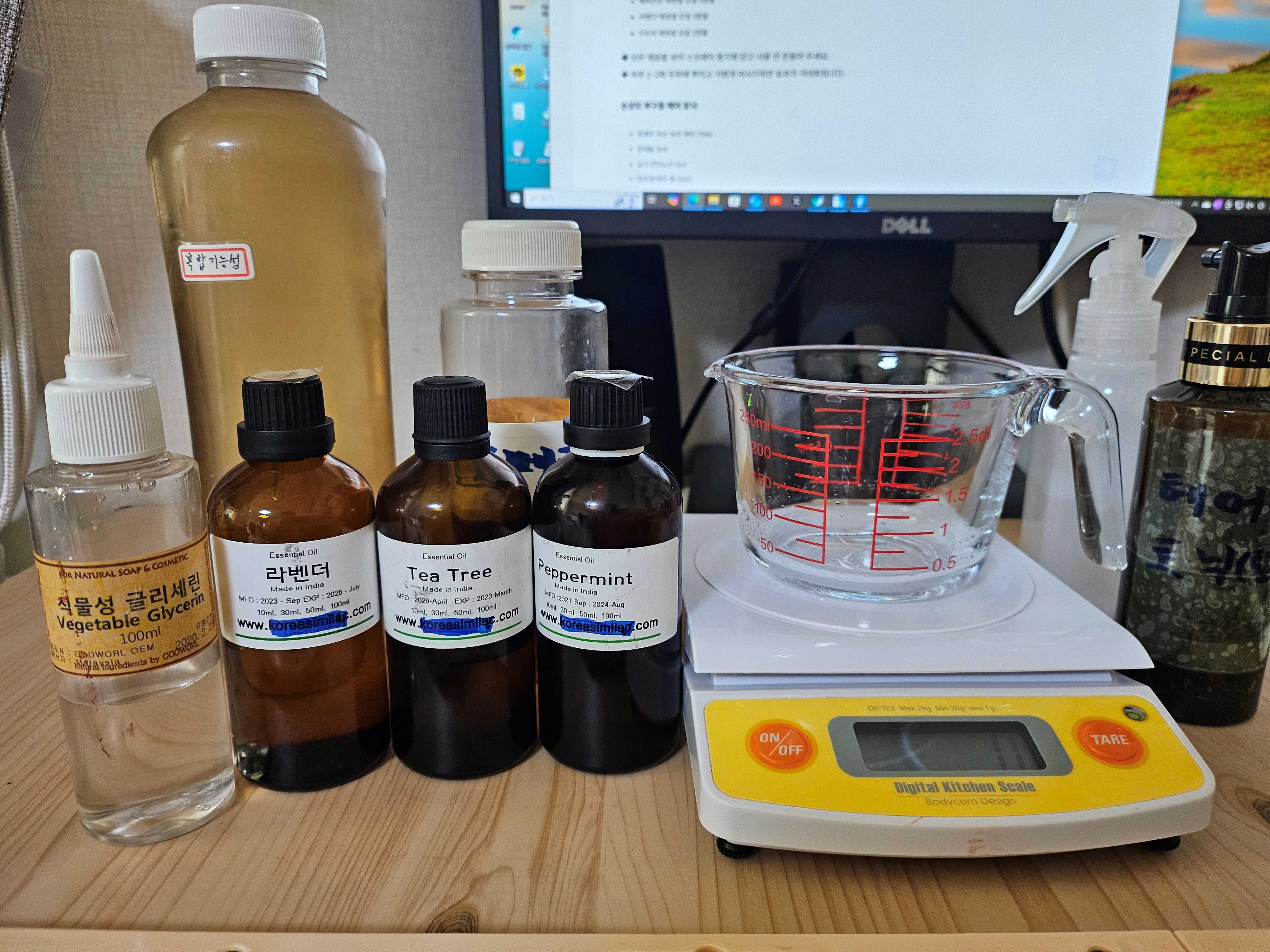 준비물: 플로럴워터, 글리세린, 로즈메리팅크처, 라벤더, 티트리, 페퍼민트, 알콜, 저울, 비커, 소독한 용기