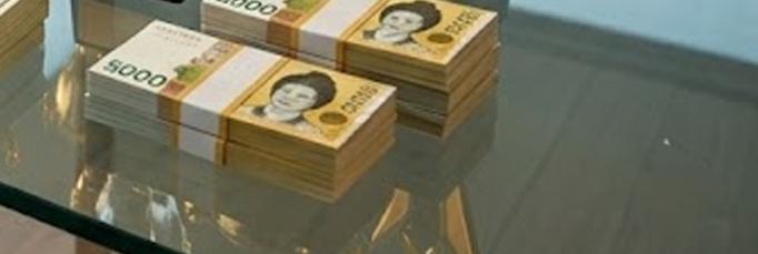 도시 경관이 내려다보이는 현대적인 사무실에서 한 여성이 태블릿을 통해 우상향하는 수익률 그래프를 확인하며 미소 짓고 있는 모습. 테이블 위에는 투자 성공을 상징하는 트로피들과 현금 뭉치&amp;#44; 그리고 부동산&middot;주식&middot;채권을 상징하는 상승 아이콘들이 배치되어 투자 전략의 성공과 경제적 자유를 시각적으로 표현한 이미지.