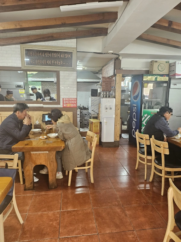 가게내부-사람들-식사중