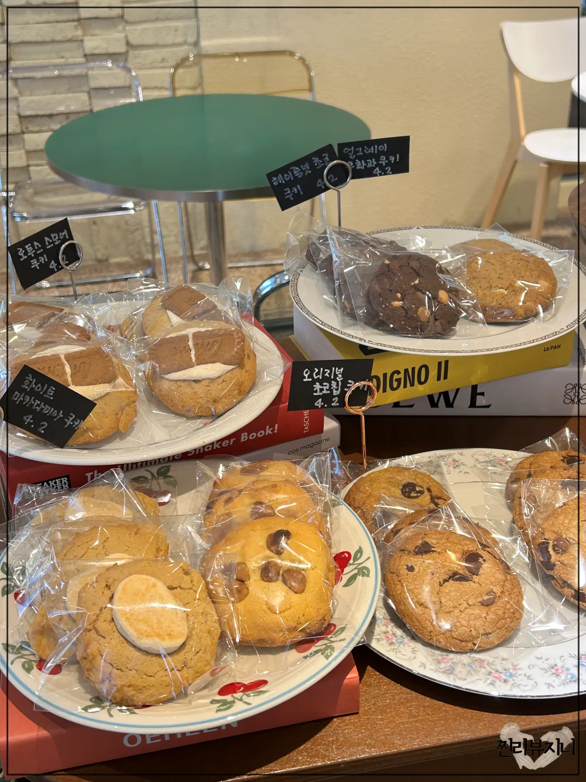 접시에-한가득-담겨있는-여러-종류의-구움-과자