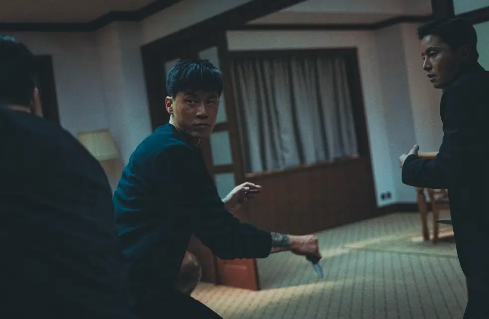 범죄도시-집안 칼을든 김무열이 주변 두남자와 싸우는 모습