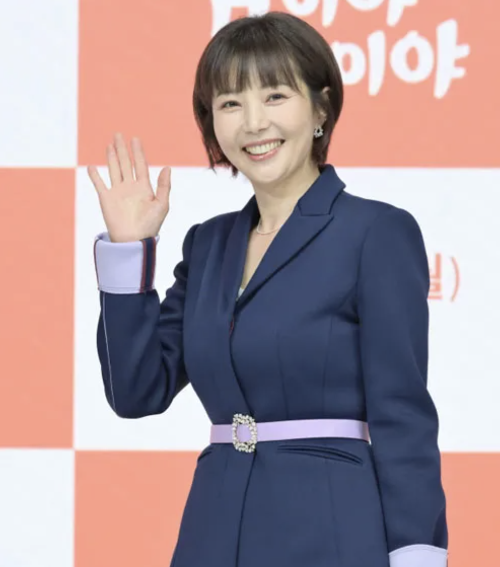 배우 이윤성