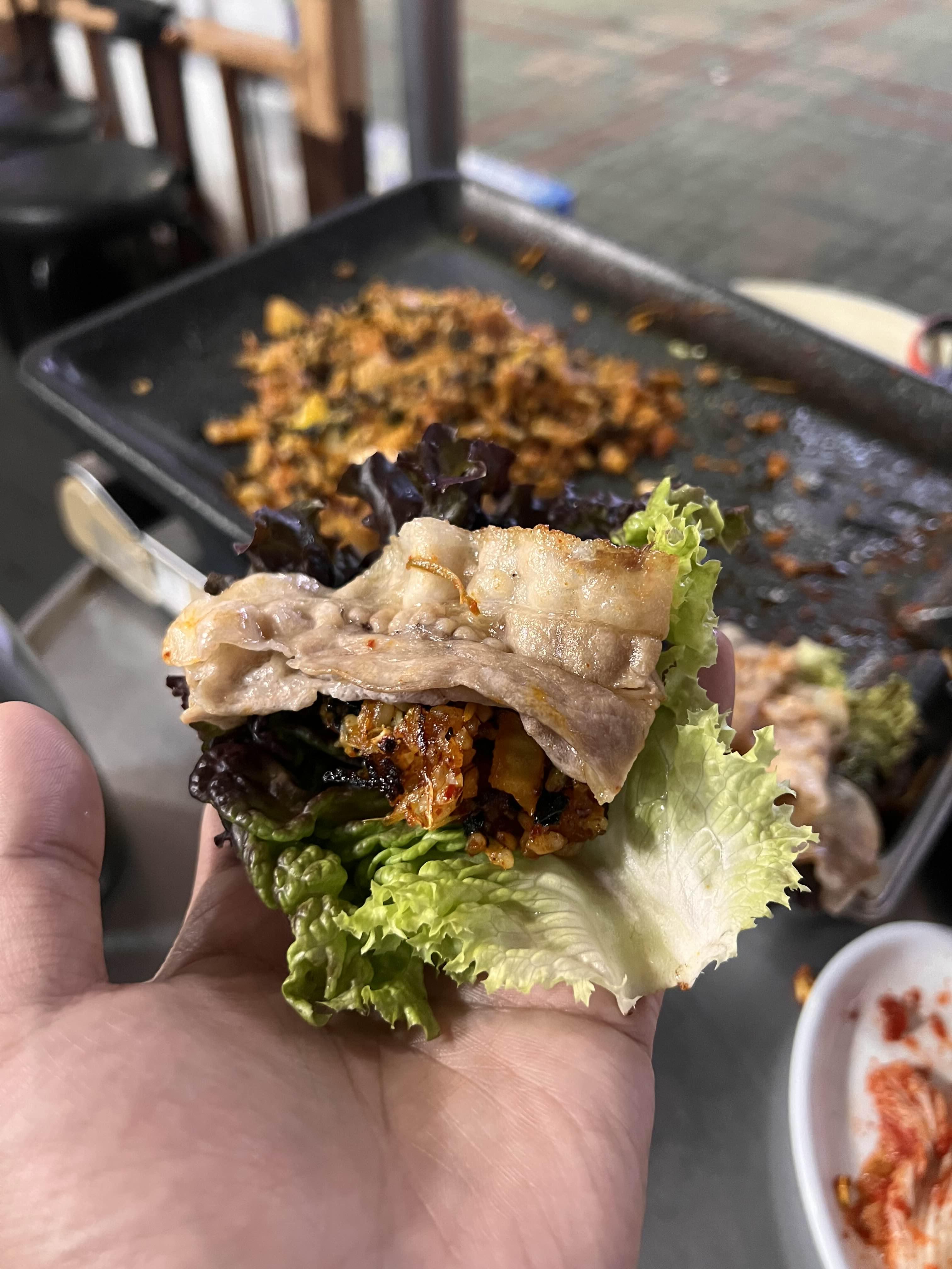 볶음밥을 상추 위에 올리고 대패삼겹살까지 올려서 한 쌈