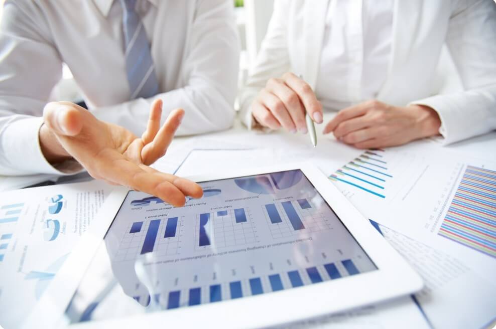 사무실에서 회의 중인 모습