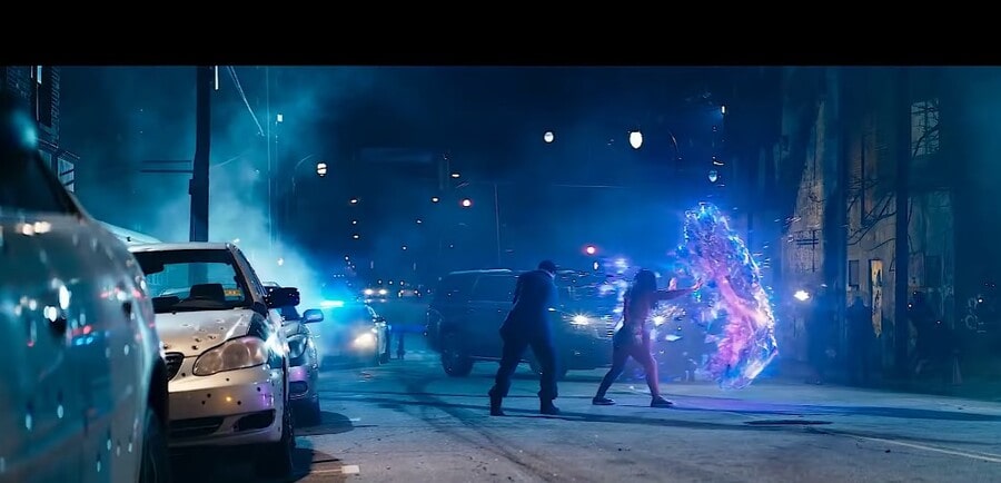 초능력을 사용하는 아이와 사람들의 모습