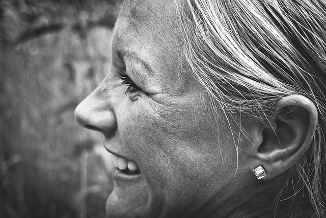 귓 볼 몽우리 피지낭종 표피낭종 