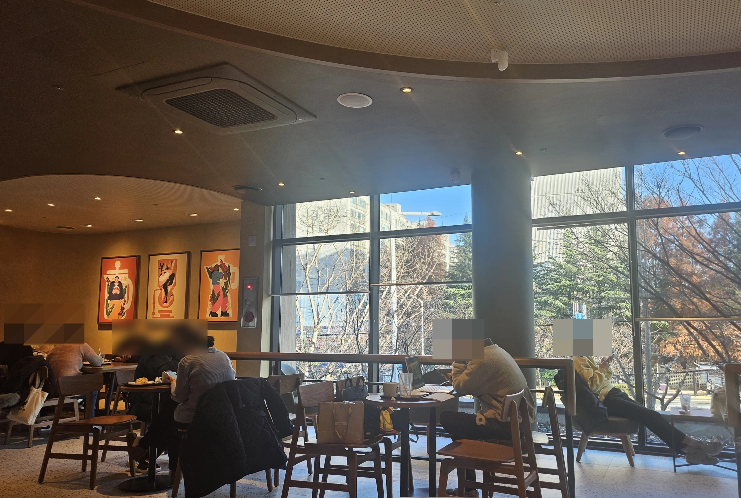 스타벅스거제DT점-2층-책읽는사람-내부좌석-대기중