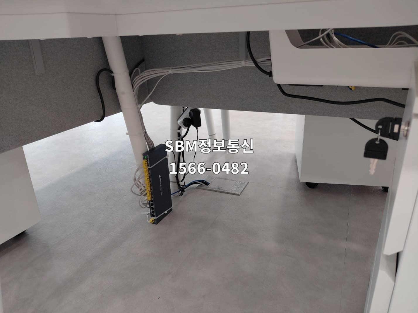 [현장 팩트 6] 독립 사무공간 책상 위 케이블 인입구와 연결 준비 케이블