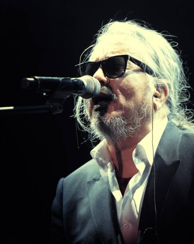 들국화-제발-노년의-전인권이-열창하고-있는-사진