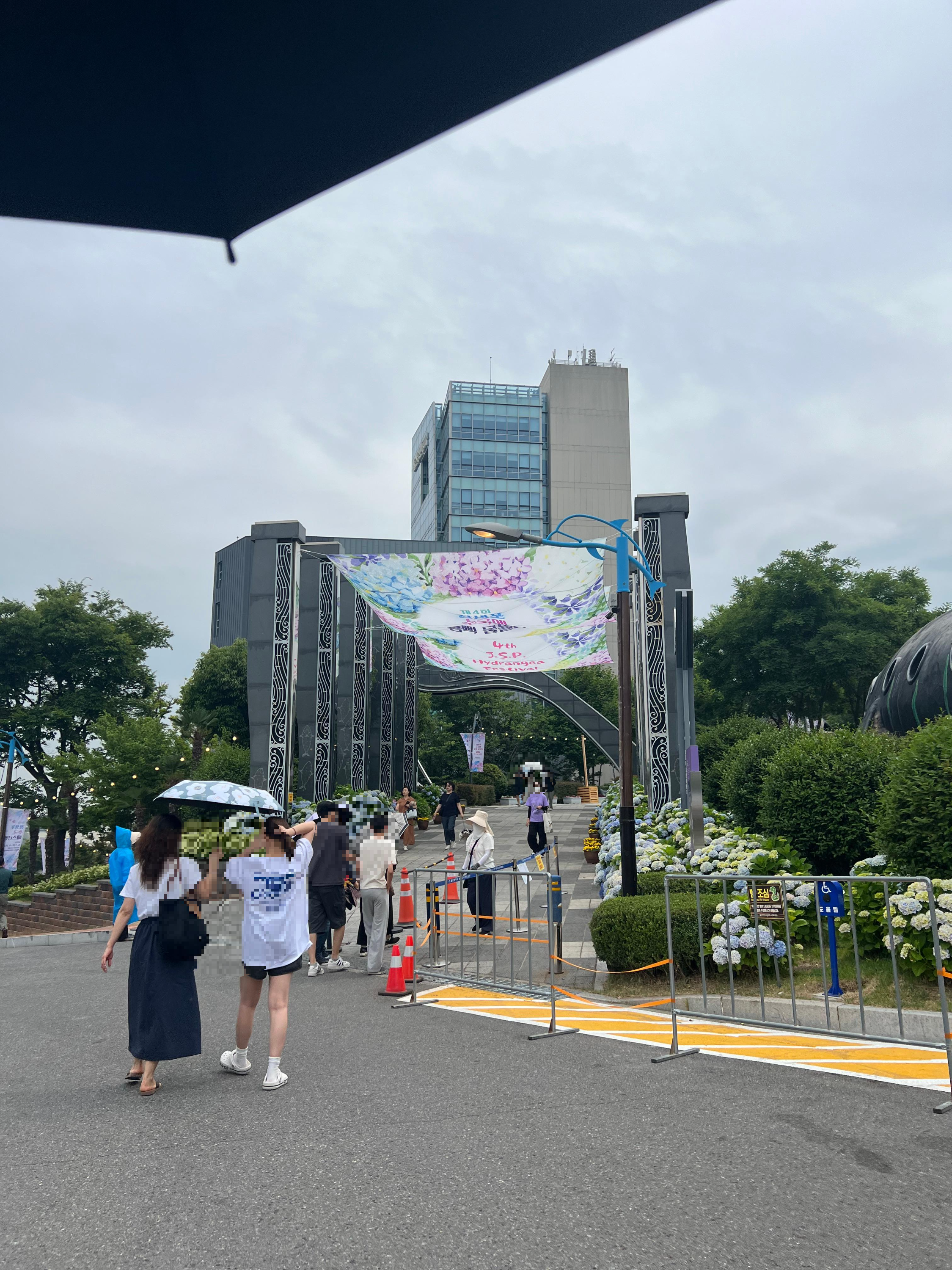 #장생포수국축제
#울산수국축제
#고래문화마을
#울산장생포가볼만한곳
#장생포포토존
#고래광장수국길
#오색수국정원
#수국축제개화상황2025
#수국사랑상품권사용처
#울산6월축제
#장생포여행코스
#울산플리마켓체험
#울산데이트코스
#울산여행추천
#장생포주차정보