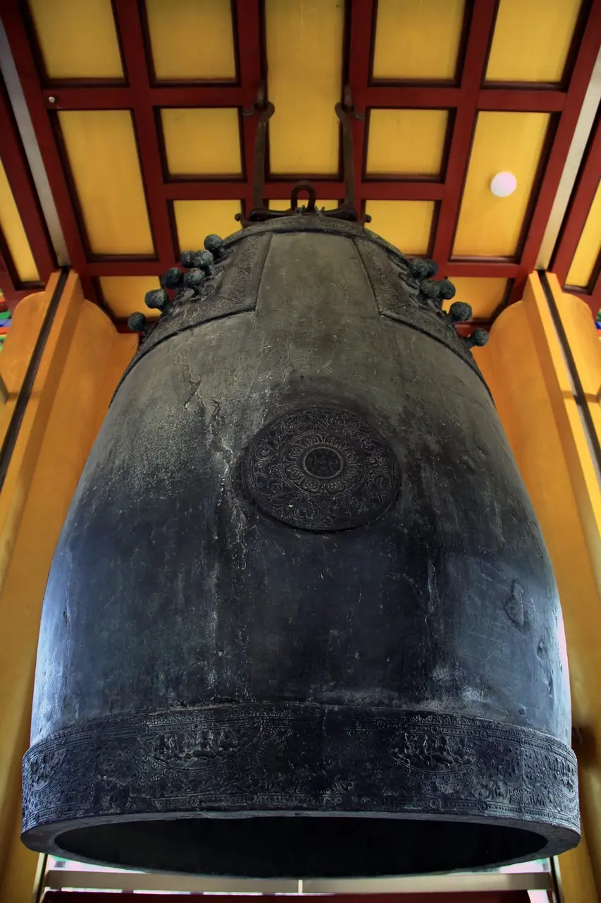제야의 종-
노란색 천정 회색의 쇠로된 큰종이 달려있는 이미지
