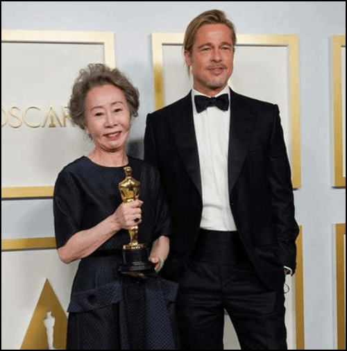 좌-윤여정-우-브래드피트