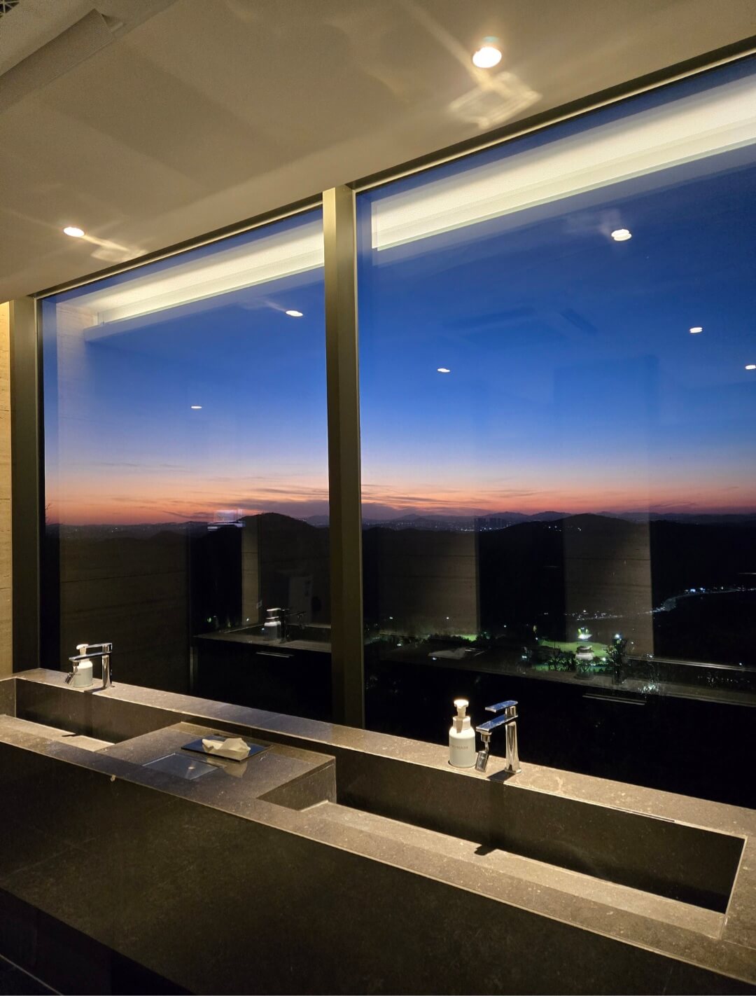화장실 뷰 창문너머 노을