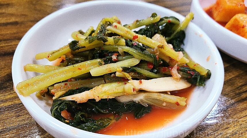 팔미낙지한마리수제비-밑반찬-열무김치