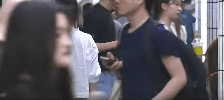 지하철을 이용 중인 승객들