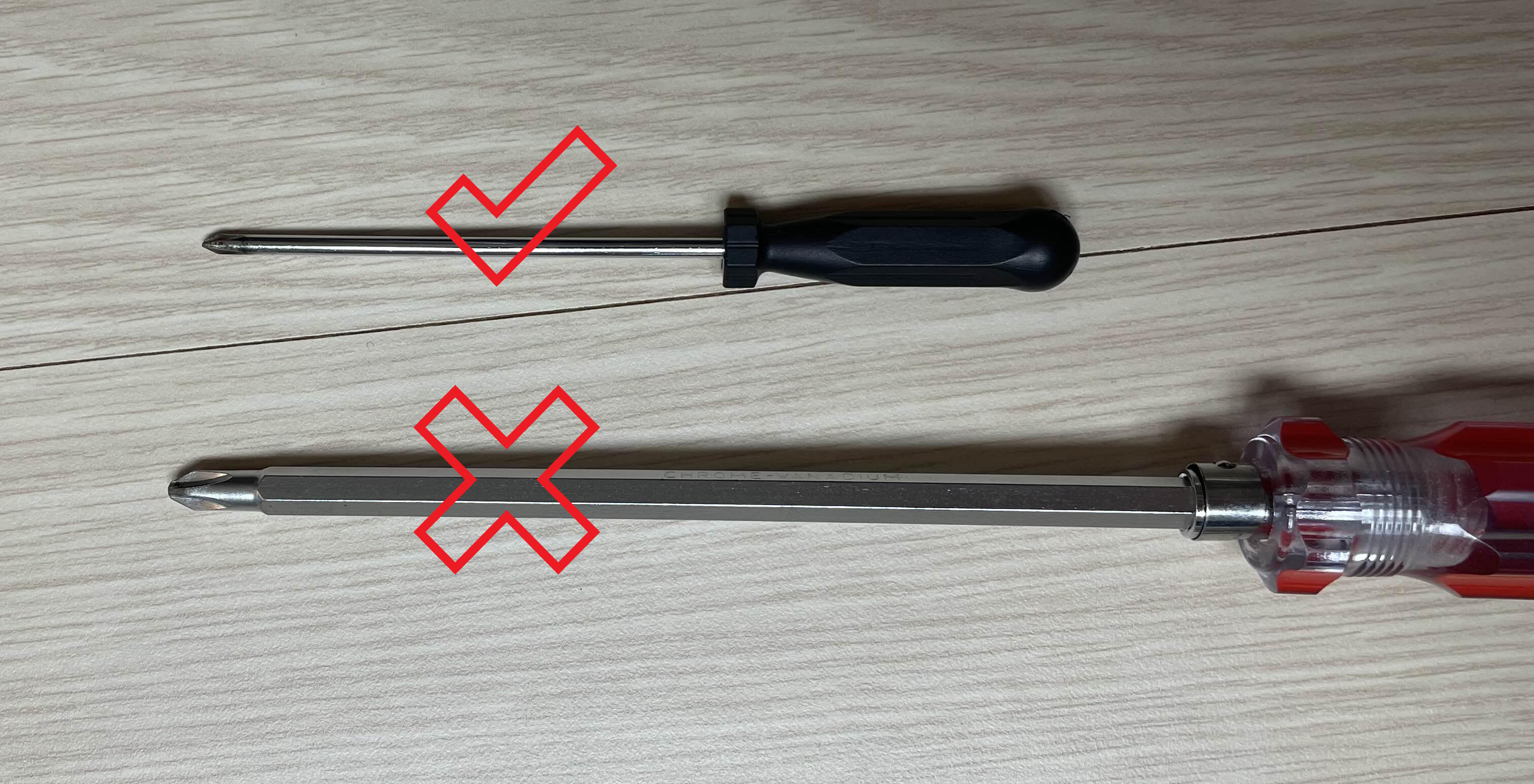 다이슨 청소기 배터리 교체 작은 드라이버 사용