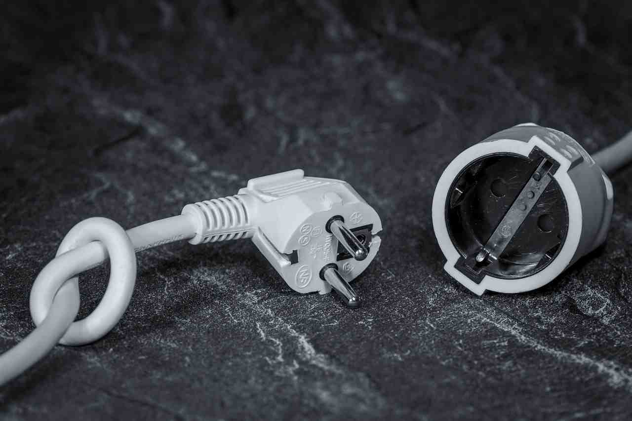 바닥에 놓여져 있는 콘센트의 모습