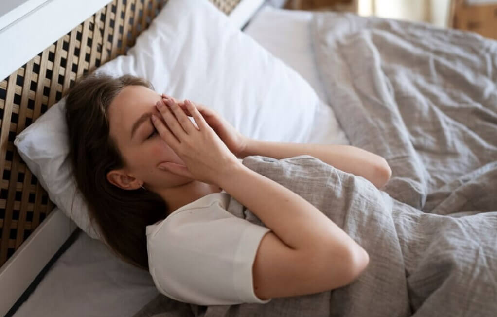 잠에 들지 못해 힘들어하는 여성