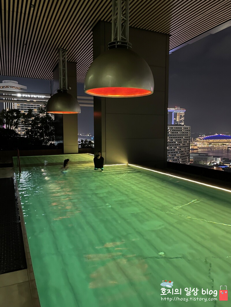 JW메리어트 싱가포르 18층 수영장