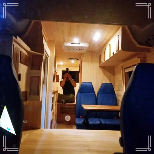 생방송오늘저녁 대둔산 나무 우드 캠핑카 제작 리모델링 공방 제작 의뢰 및 강좌 특강 추천