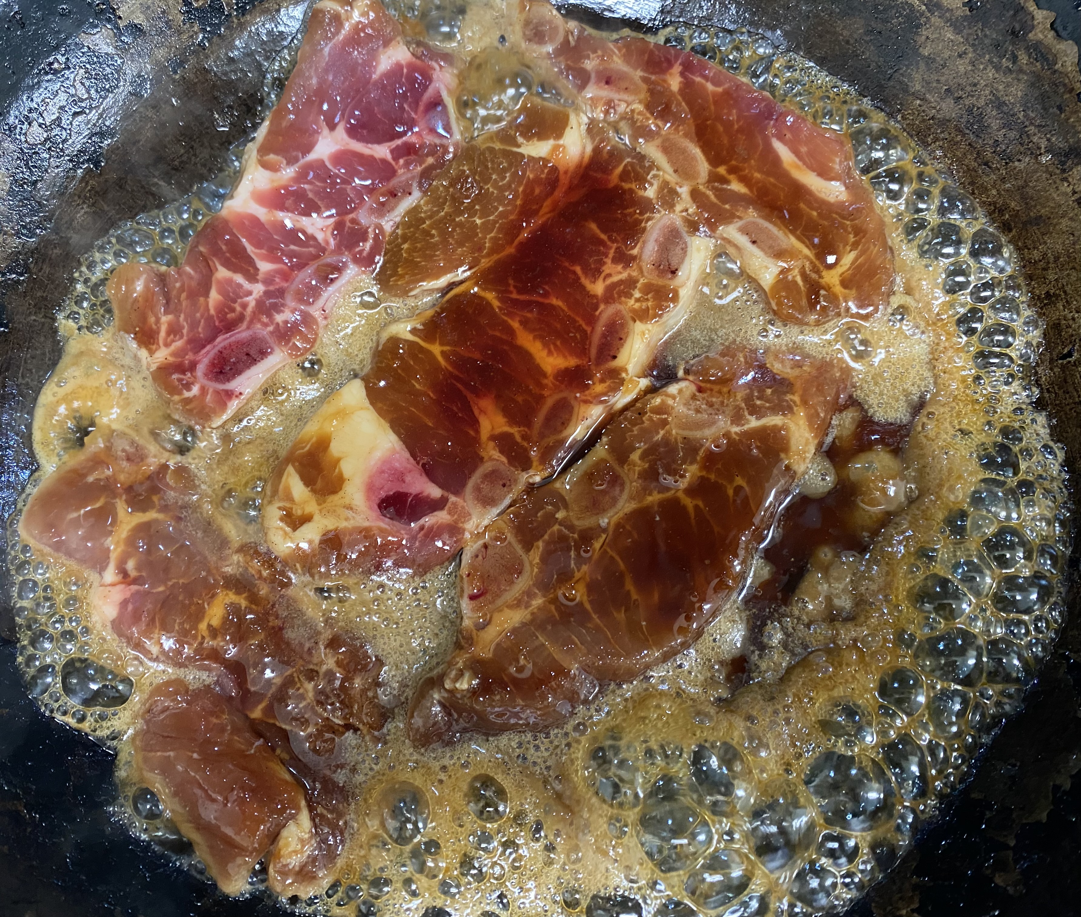 돼지갈비 무쇠후라이팬에 다 넣은 모습