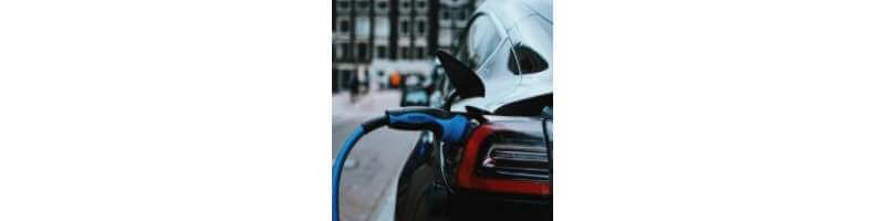 전기차-충전하는-모습