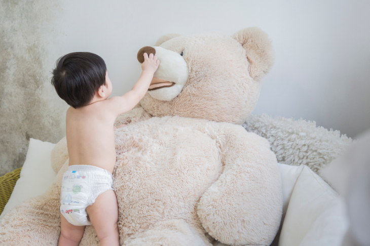 곰돌이-인형과-영아