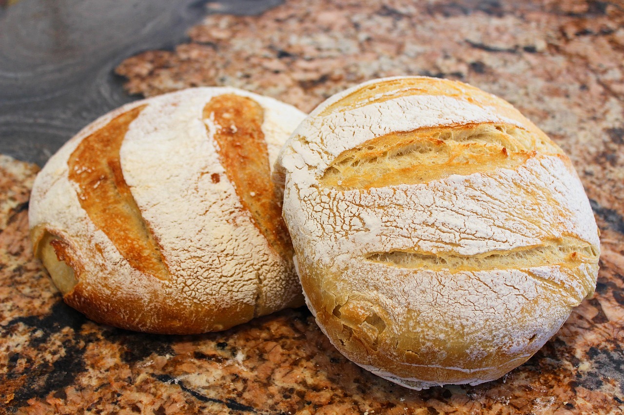 노릇하게 구워져 맛있어 보이는 빵